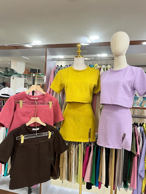 MODERN GRIL Crop Top With Side Slit Skirt